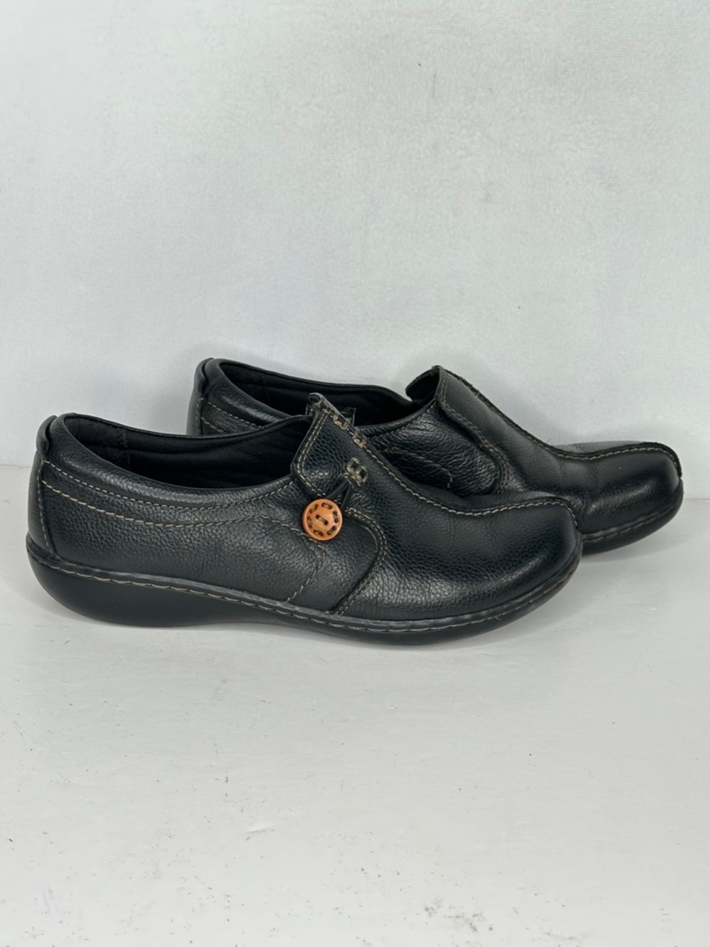 Clarks Ashland Glow Black Leather Slip-On Loafers Brown Accent Button Sz 6.5